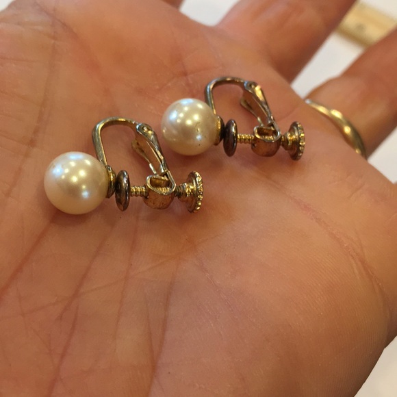 Vintage Clip on faux pearl earring, gold hardware - Picture 4 of 5